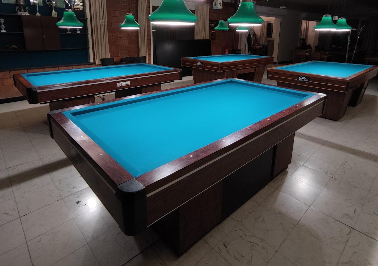 $ carambole biljarts voorzien van een nieuw Simonis 300 rapide laken