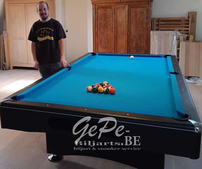 Gert poseert naast de Buffalo pooltafel die hij geinstalleerd heeft met een nieuw Simonis 760 Tournament Blue laken